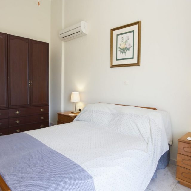 https://villasforsale.gr/wp-content/uploads/2020/09/27-min-e1596722919208-1920x1080-1-640x640.jpg