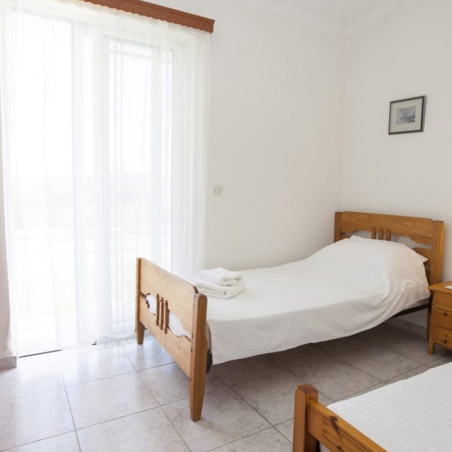 https://villasforsale.gr/wp-content/uploads/2020/09/31-min-e1596722844303-1920x1080-1-640x640.jpg
