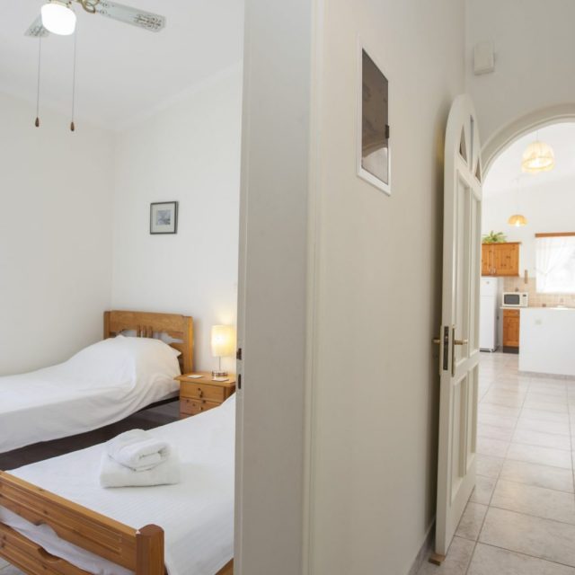 https://villasforsale.gr/wp-content/uploads/2020/09/32-min-e1596722810157-1920x1080-1-640x640.jpg