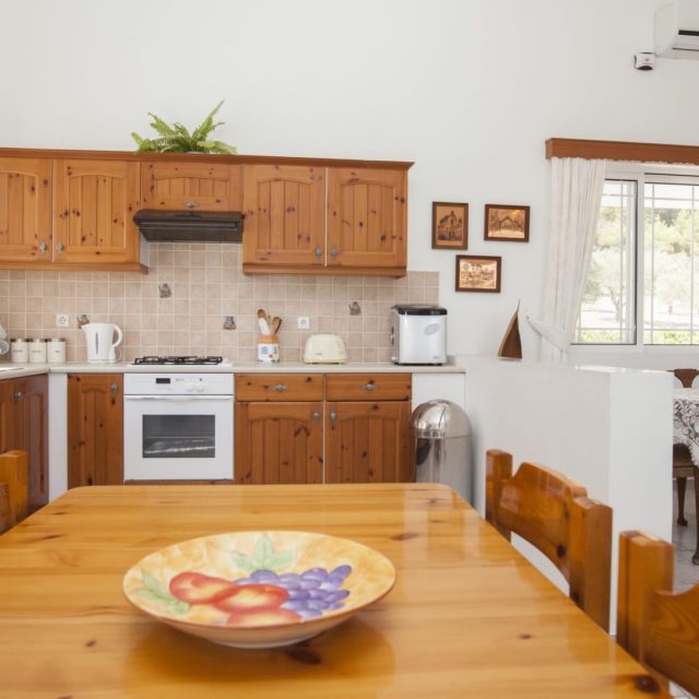 https://villasforsale.gr/wp-content/uploads/2020/09/35-min-e1596724091803-1920x1080-2-640x640.jpg