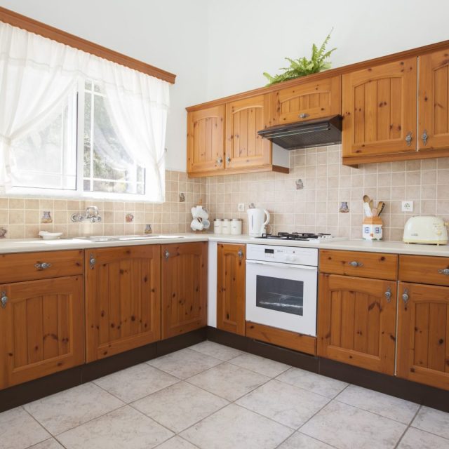https://villasforsale.gr/wp-content/uploads/2020/09/37-min-1920x1080-1-640x640.jpg