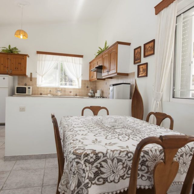https://villasforsale.gr/wp-content/uploads/2020/09/38-min-1920x1080-1-640x640.jpg