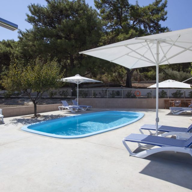 https://villasforsale.gr/wp-content/uploads/2020/09/48-min-1920x1080-1-640x640.jpg