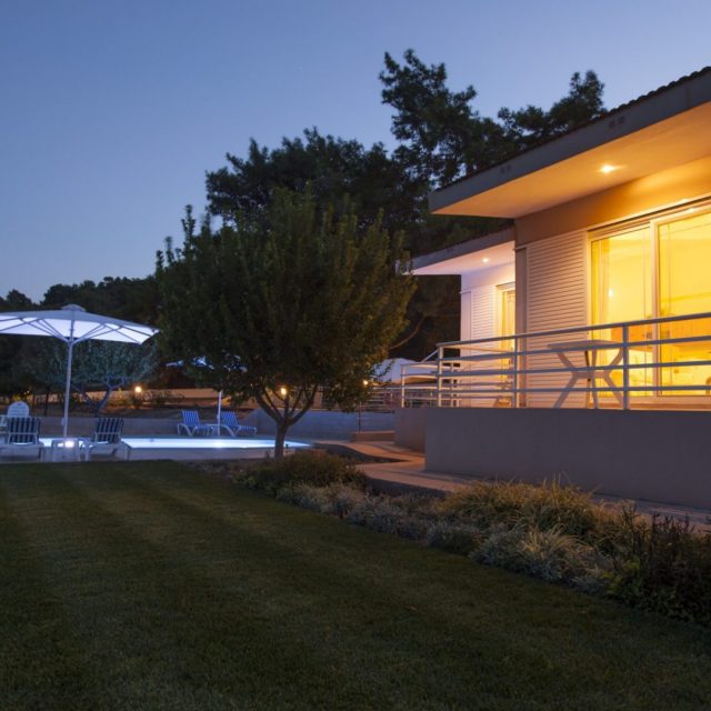 https://villasforsale.gr/wp-content/uploads/2020/09/64-min-e1596723173602-1920x1080-2-640x640.jpg